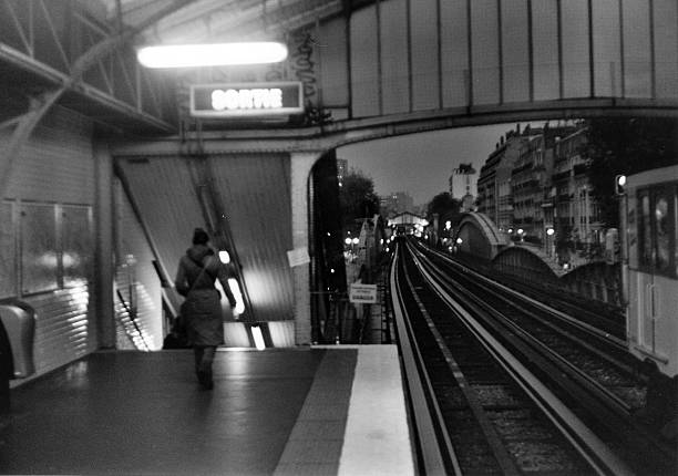 métro de nuit - gare paris photos et images de collection