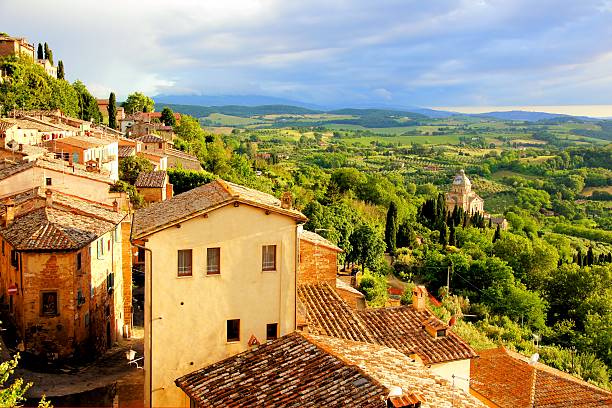 coucher de soleil sur la ville avec vue sur la campagne toscane, italie - tuscany landscape italy siena photos et images de collection