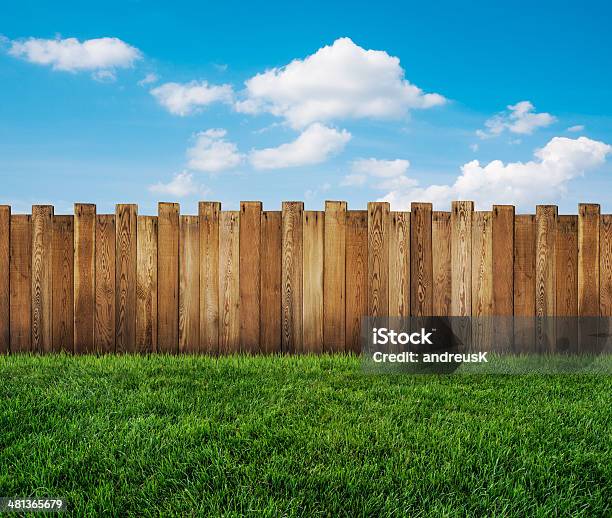 Recinzione Del Giardino - Fotografie stock e altre immagini di Staccionata - Staccionata, Legno, Erba