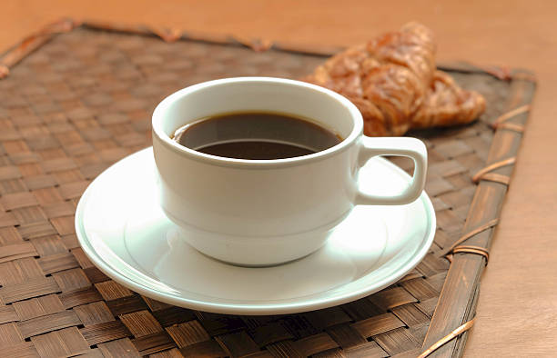 아침 컵 블랙 커피, 크루아상 스톡 사진