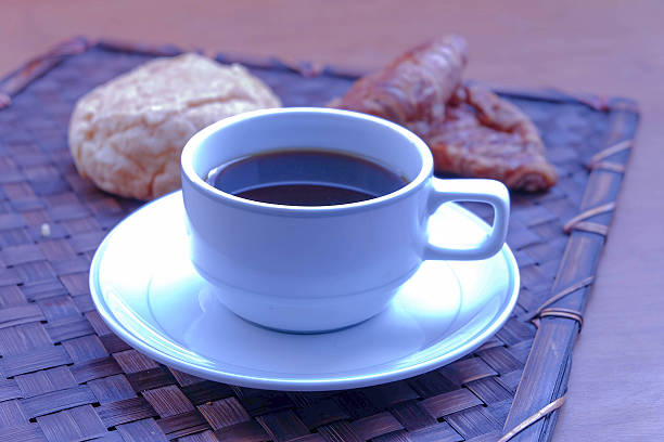 아침 컵 블랙 커피, 크루아상 스톡 사진