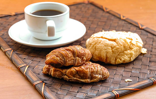 Śniadanie z filiżanką kawy i rogalika czarny – zdjęcie