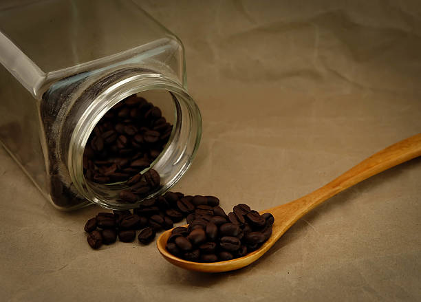 Grande plano do grão de café em frascos de vidro - fotografia de stock