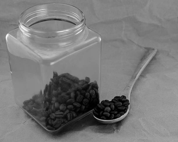 Detalhe de grão de café em garrafas de vidro - foto de acervo