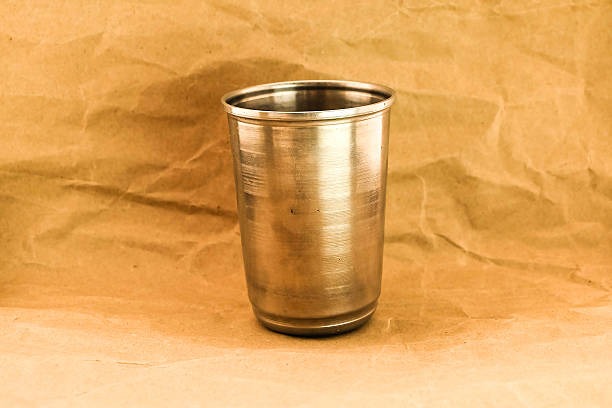 Velho o copo de aço inoxidável - fotografia de stock