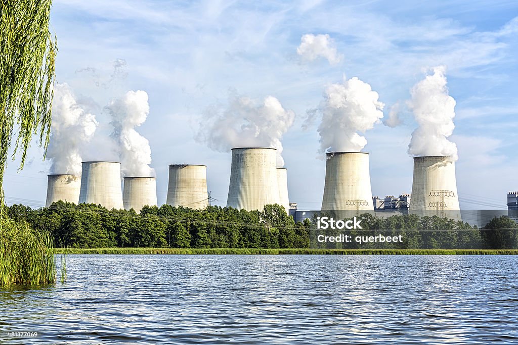 Großen Kraftwerk in der Nähe des lake - Lizenzfrei Abgas Stock-Foto