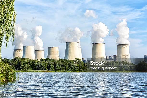 Großen Kraftwerk In Der Nähe Des Lake Stockfoto und mehr Bilder von Abgas - Abgas, Aussicht genießen, Außenaufnahme von Gebäuden