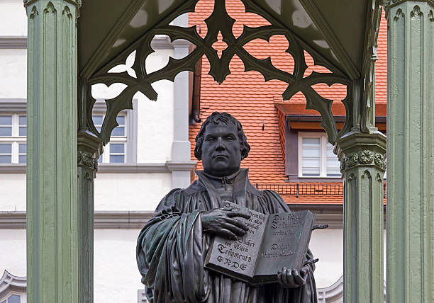 monumento a martin luther em wittenberg - prayer call imagens e fotografias de stock