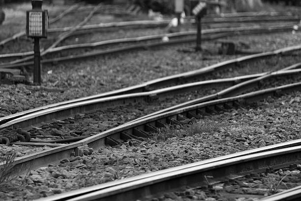 ferrovia de corrida - railroad track uncertainty freight transportation choice - fotografias e filmes do acervo