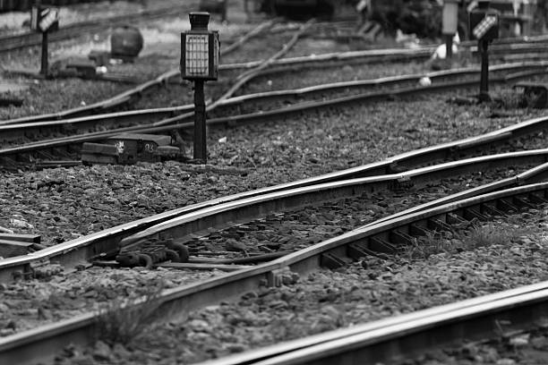 ferrovia de corrida - railroad track uncertainty freight transportation choice - fotografias e filmes do acervo