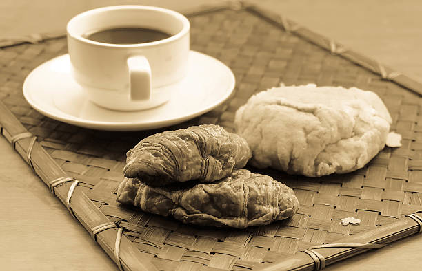 Pequeno-almoço com copo de café e croissants preto - fotografia de stock