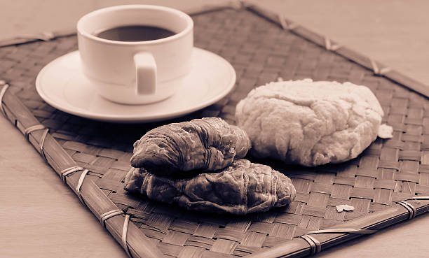 Café-da-manhã com uma xícara de café, croissants preto - foto de acervo