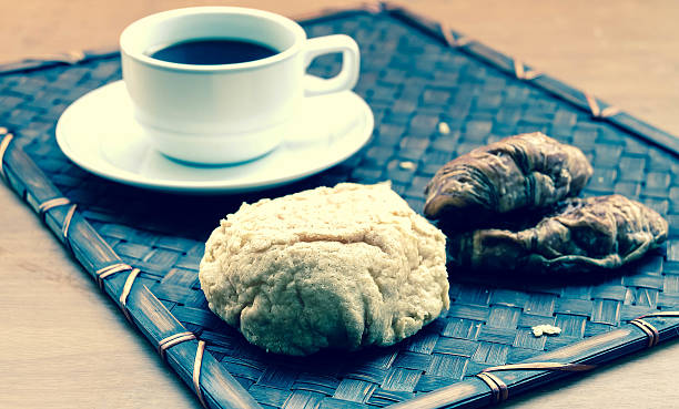 Śniadanie z filiżanką kawy i rogalika czarny – zdjęcie
