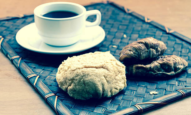 Pequeno-almoço com copo de café e croissants preto - fotografia de stock