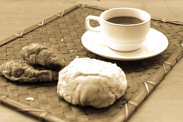 Pequeno-almoço com copo de café e croissants preto - fotografia de stock