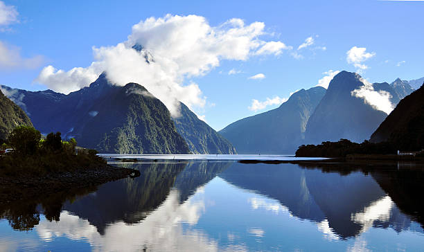 milford sound - alp descent fotografías e imágenes de stock