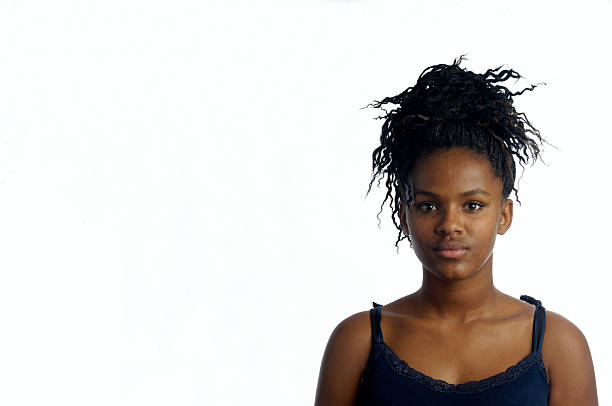 retrato de mulher negra yung - serious african ethnicity mid adult bright imagens e fotografias de stock