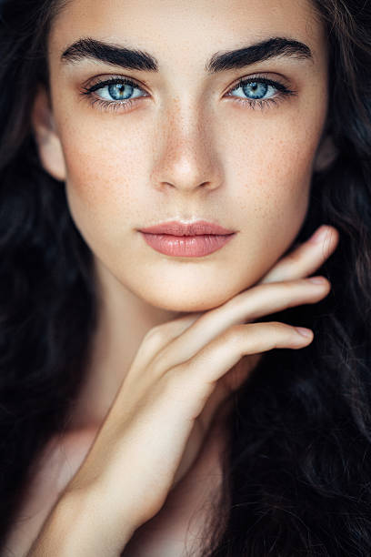 fotografía al aire libre de joven hermosa mujer - ojos azules fotografías e imágenes de stock