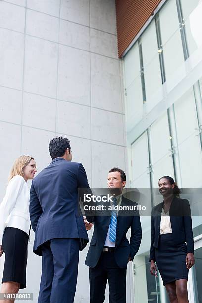 Donne E Uomini Daffari Daccordo - Fotografie stock e altre immagini di Businessman - Businessman, Persone d'affari, Ambientazione esterna