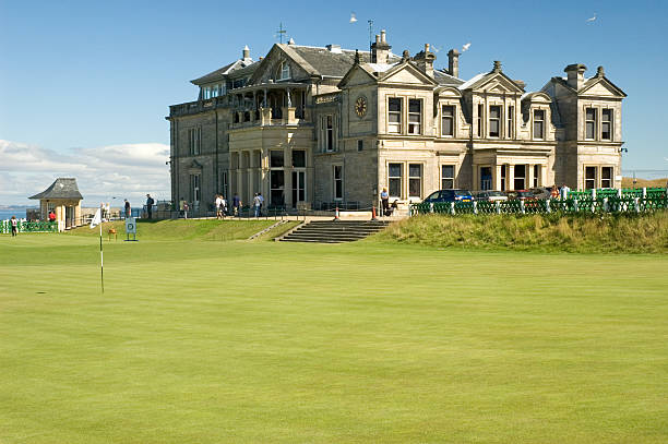 st andrews, 18. green & clubhaus - country club fotos stock-fotos und bilder