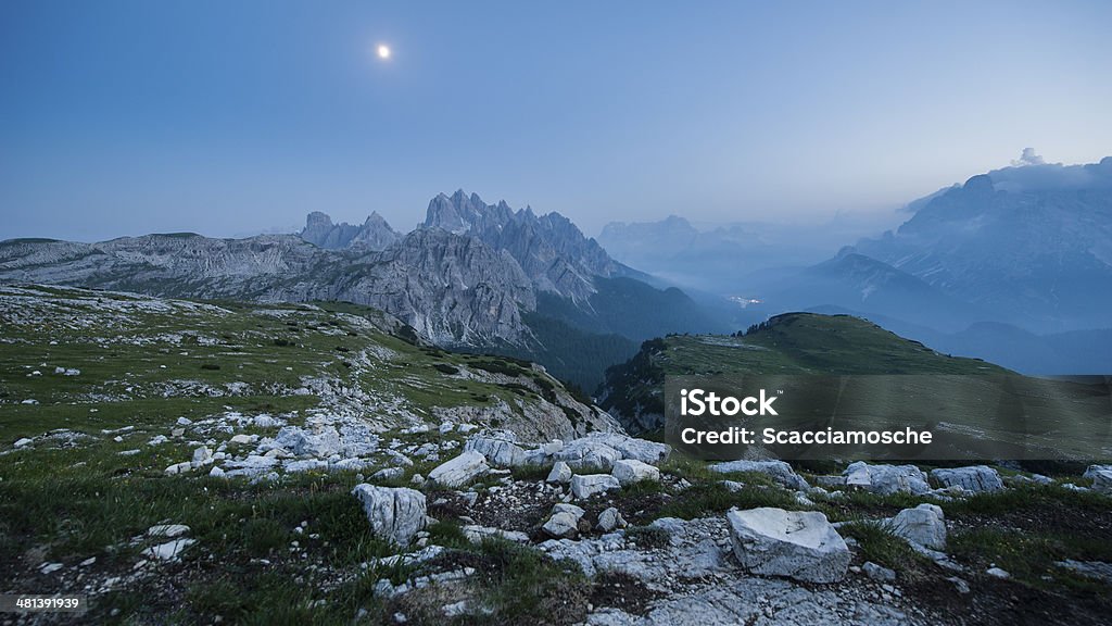 A Tre Cime di Lavaredo para Misurina lake - Foto de stock de Noite royalty-free