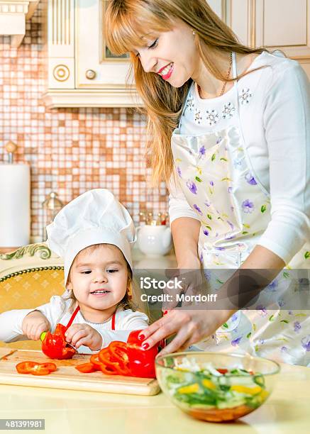 Foto de Cozinhar Juntos e mais fotos de stock de 2-3 Anos - 2-3 Anos, 30 Anos, Adulto