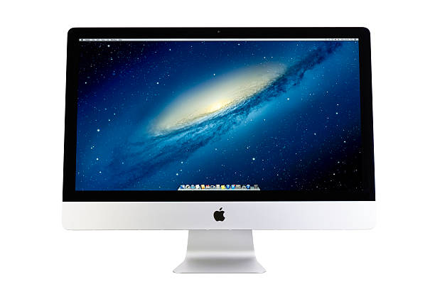 новый apple imac 27 дюймов на белом фоне. - withe flat screen computer monitor electronics industry стоковые фото и изображения