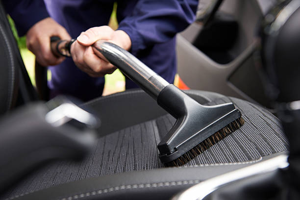 hombre hoovering asiento de coche del automóvil de limpieza - interior del coche fotografías e imágenes de stock