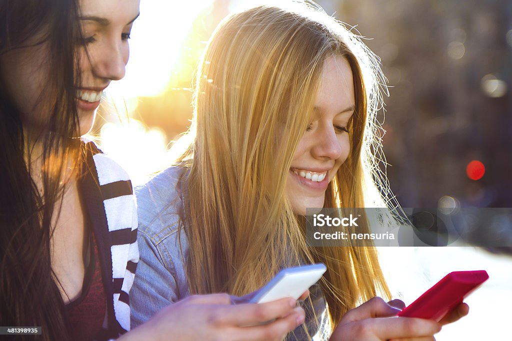 Freunden mit ihren smartphones - Lizenzfrei Ausrüstung und Geräte Stock-Foto