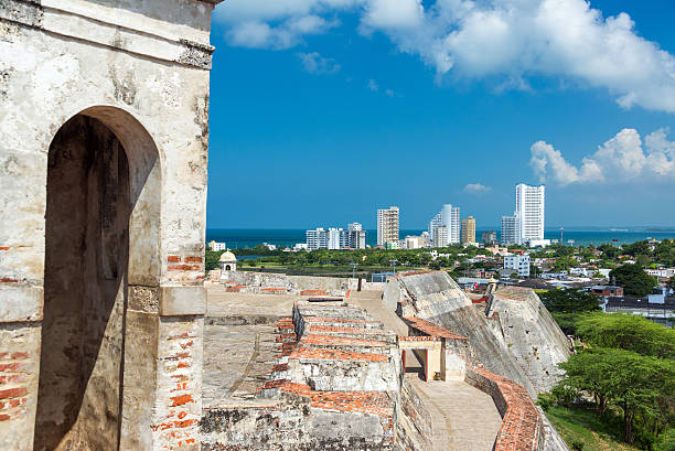 fortaleza y edificios modernos - castillo de san felipe de barajas fotografías e imágenes de stock