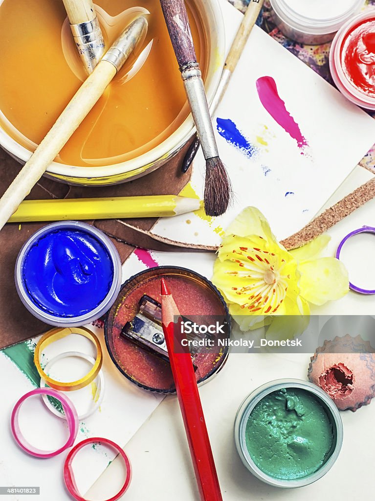 Ölfarbe vier Farben und alte Bürste - Lizenzfrei Bastelarbeit Stock-Foto