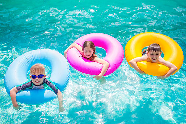 그룹 kids 중인 고무 튜브 수영장 - inner tube inflatable swimming little girls 뉴스 사진 이미지