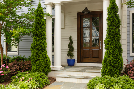 With white pillars, steps in the entry way