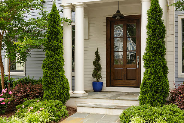 Side view of dark wood front door With white pillars, steps in the entry way front door stock pictures, royalty-free photos & images