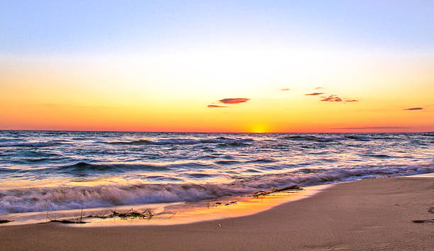sunsets sobre uma grande areia da praia do paraíso - lake michigan sun sunlight nature imagens e fotografias de stock