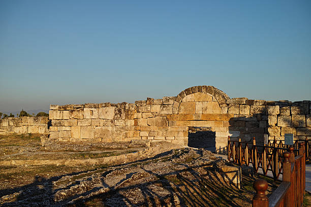 hierapolis театр, памуккале, денизли.  турция - unesco world heritage site antalya famous place pamukkale стоковые фото и изображения