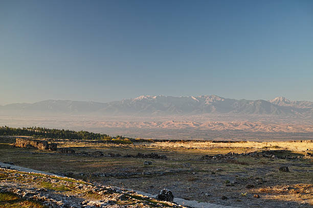 hierapolis театр, памуккале, денизли.  турция - unesco world heritage site antalya famous place pamukkale стоковые фото и изображения