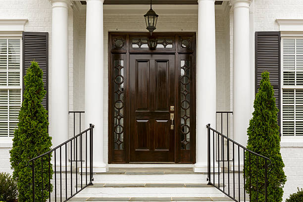 oscuro con columnas blancas de la puerta frontal - wooden doors fotografías e imágenes de stock