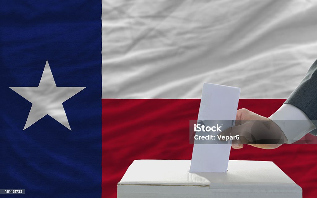 Homem de voto em eleições em frente a bandeira do texas - Royalty-free Texas Foto de stock