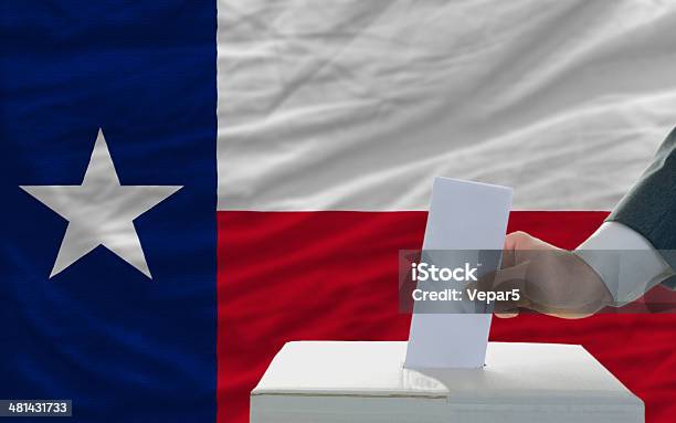 Homem De Voto Em Eleições Em Frente A Bandeira Do Texas - Fotografias de stock e mais imagens de Texas