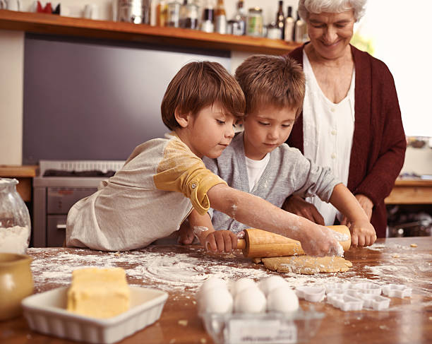 look gran, nous faisons les cookies nous-mêmes ! - making memories photos et images de collection