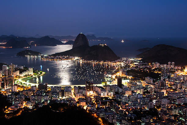 rio de janeiro bei nacht - rio de janeiro sugarloaf mountain beach urca stock-fotos und bilder