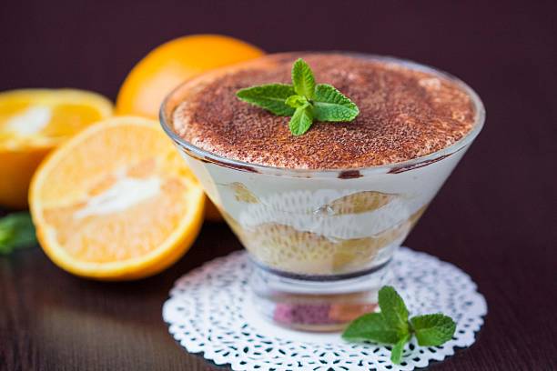 мятный, оранжевый тирамису с маскарпоне, savoyardi печенье - tiramisu dessert italian culture spoon стоковые фото и изображения