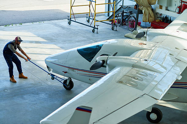 trabalhar em hangar - fixed wing aircraft imagens e fotografias de stock