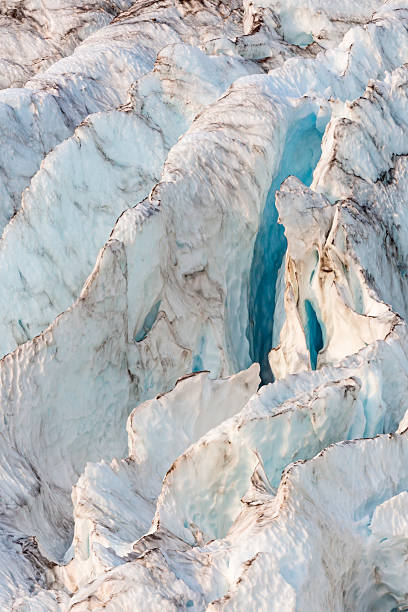 glaciar azul fenda coleman - north cascades national park glacier vertical photography imagens e fotografias de stock