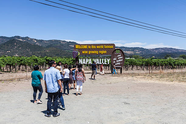 napa valley aux touristes et panneau de bienvenue - napa valley vineyard sign welcome sign photos et images de collection