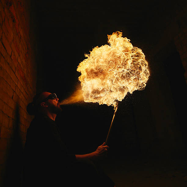 artista che esibisce col fuoco di notte - accendere (col fuoco) foto e immagini stock