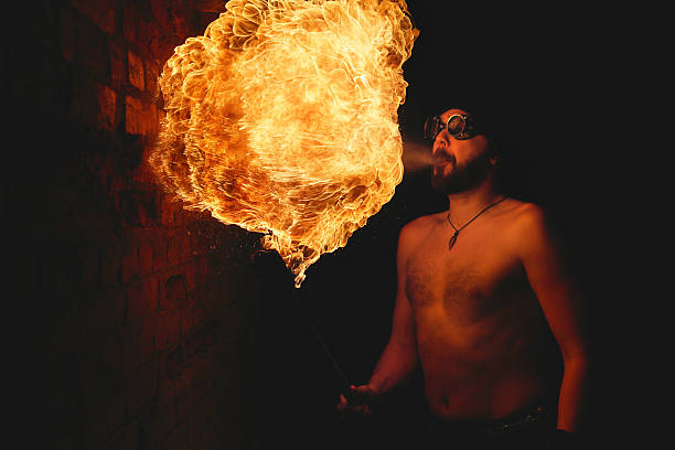 artista de fuego en la noche - fire eater fire performance circus performer fotografías e imágenes de stock