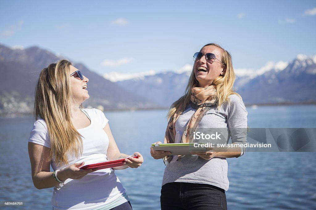 Giovane donna con digital Tablet - Foto stock royalty-free di Acqua