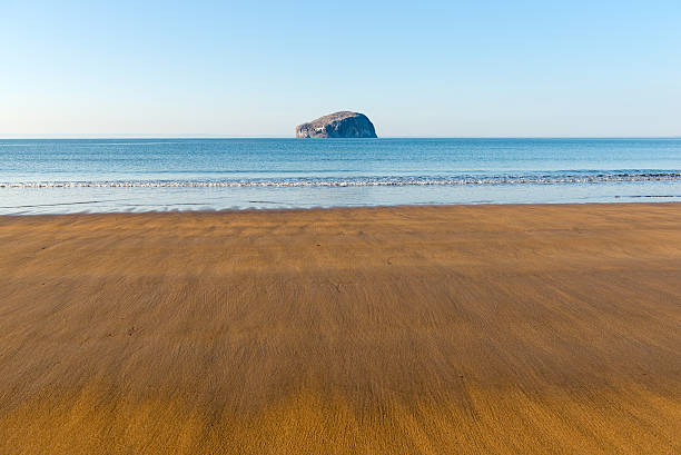 vista da praia de seacliff, escócia - bass imagens e fotografias de stock